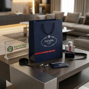 Saco de Papel Azul Marinho com Logotipo e Alças, Adequado para Embalagem de Presentes ou Varejo, Design Personalizado Disponível