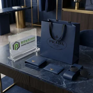 Sacchetto di carta blu scuro con logo e manici, adatto per confezioni regalo o al dettaglio, design personalizzato disponibile