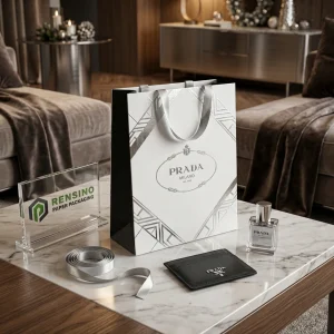 Sacchetto di carta PRADA bianco e nero con motivo geometrico argento, adatto per imballaggio regalo o al dettaglio, stampa logo personalizzata disponibile