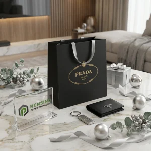 Sac cadeau en papier noir avec poignées en ruban argenté et logo imprimé, adapté pour les cadeaux, le commerce de détail ou l'emballage cosmétique, conception personnalisée disponible