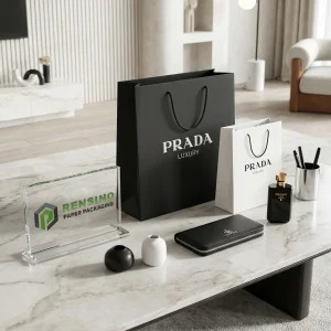 Bolsa de papel de lujo negra y blanca de Prada con logo impreso y diseño minimalista, adecuada para regalos, venta al por menor o empaques de cosméticos, servicio OEM/ODM disponible