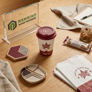 Gobelet en papier avec couvercle rouge et logo, adapté pour l'emballage de café ou de boissons