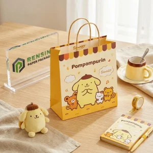Embalaje de bolsa de papel amarilla con patrón de dibujos animados de Pompompurin, adecuado para regalos o embalaje minorista, impresión de logotipo personalizada disponible