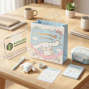 Bolsa de papel azul y blanca con un lindo personaje de dibujos animados y patrón de estrellas, adecuada para empaques de regalo o venta al por menor, impresión de logo personalizada disponible