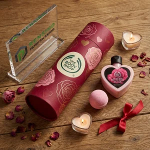 Tubo di carta in tessuto bordeaux con motivo di rose e cuori, adatto per imballaggio di tessuti, servizio OEM/ODM disponibile