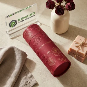 Confezione in tubo di carta di tessuto bordeaux con motivo a rosa in rilievo e testo stampato “ZARA HOME”, adatta per confezioni di tessuto, stampa di logo personalizzato disponibile