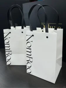 Recyclable Varnished White Cardboard Paper Bags with Printed Logo and Magnetic Closure for Clothing and Cosmetics