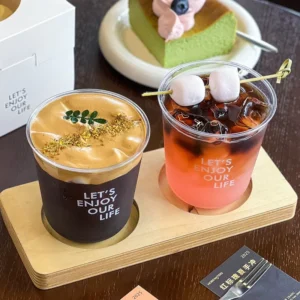 Clear Plastic Cups with Elegant Text Packaging Custom Design Waterproof and Durable for Iced Coffee and Cold Drinks