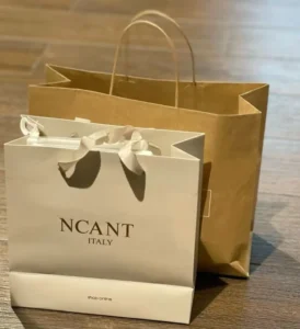 Custom White Card Paper Bag with Gold Foil Logo for Shopping Gifts and Clothing Packaging with Handle