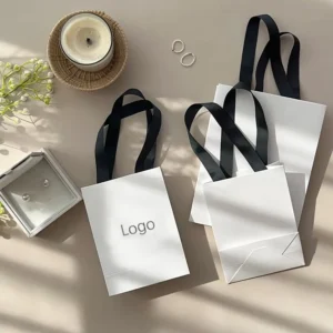 White Card Paper Bag with Gold Foil Logo and Handle for Clothing and Gift Packaging